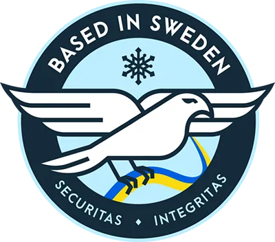 Rund Based in Sweden-logotyp med en vit fågel som håller ett blågult band, mot transparent bakgrund.