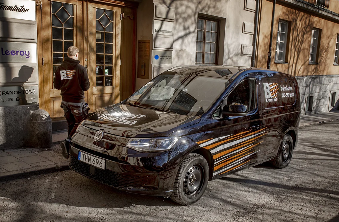 Tekniker från Bahnhof går mot servicebil utanför kontorsbyggnad.