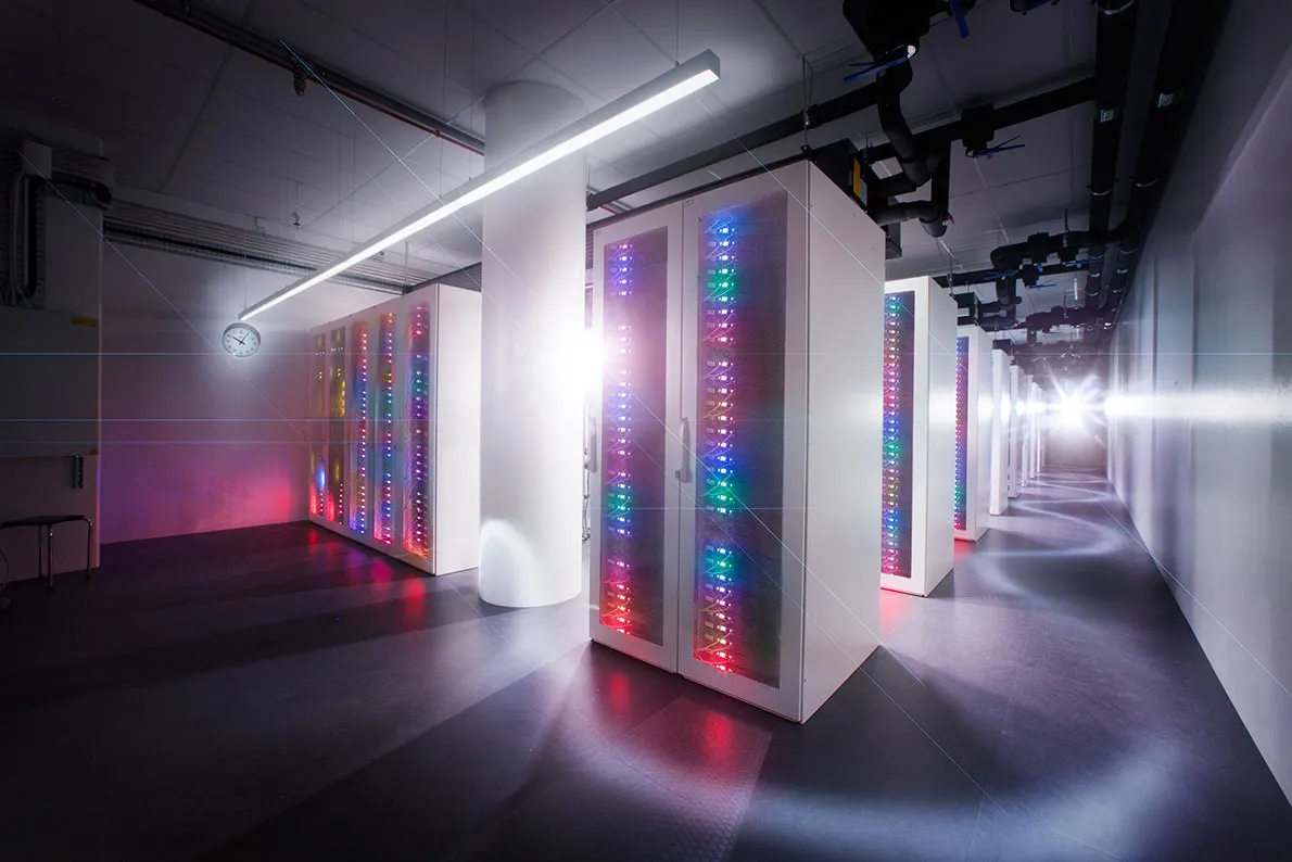 Modernt svenskt datacenter med upplysta serverrack och hög säkerhetsinfrastruktur, driftat och ägt av Bahnhof.