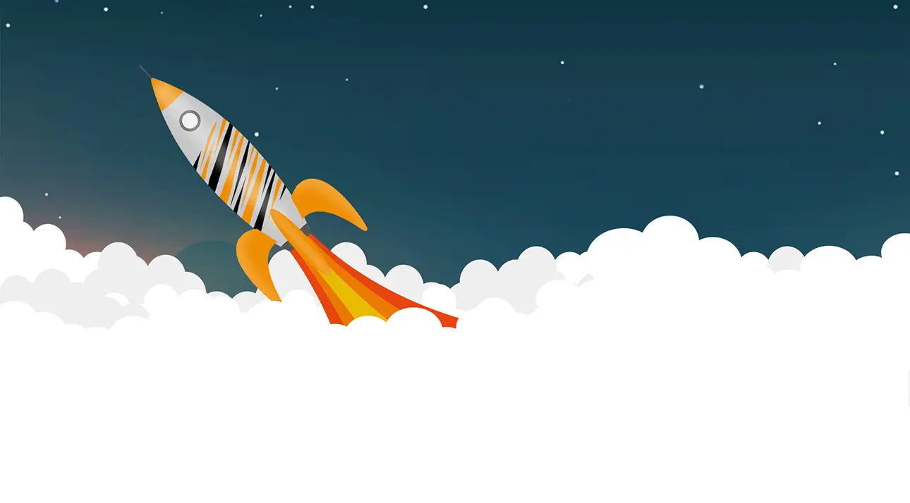 En tecknad raket med orangea fenor och randig kropp lyfter mot natthimlen, omgiven av moln och stjärnor, med eld och rök som sprutar från motorerna.