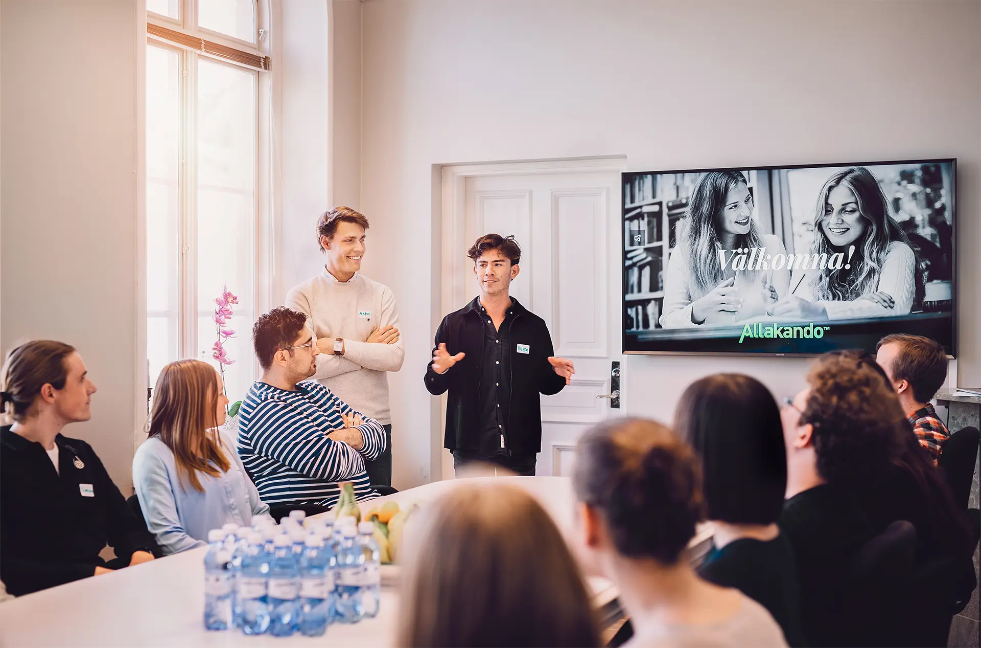 Studiecoacher från Allakando samlade i mötesrum under presentation av digital läxhjälp.
