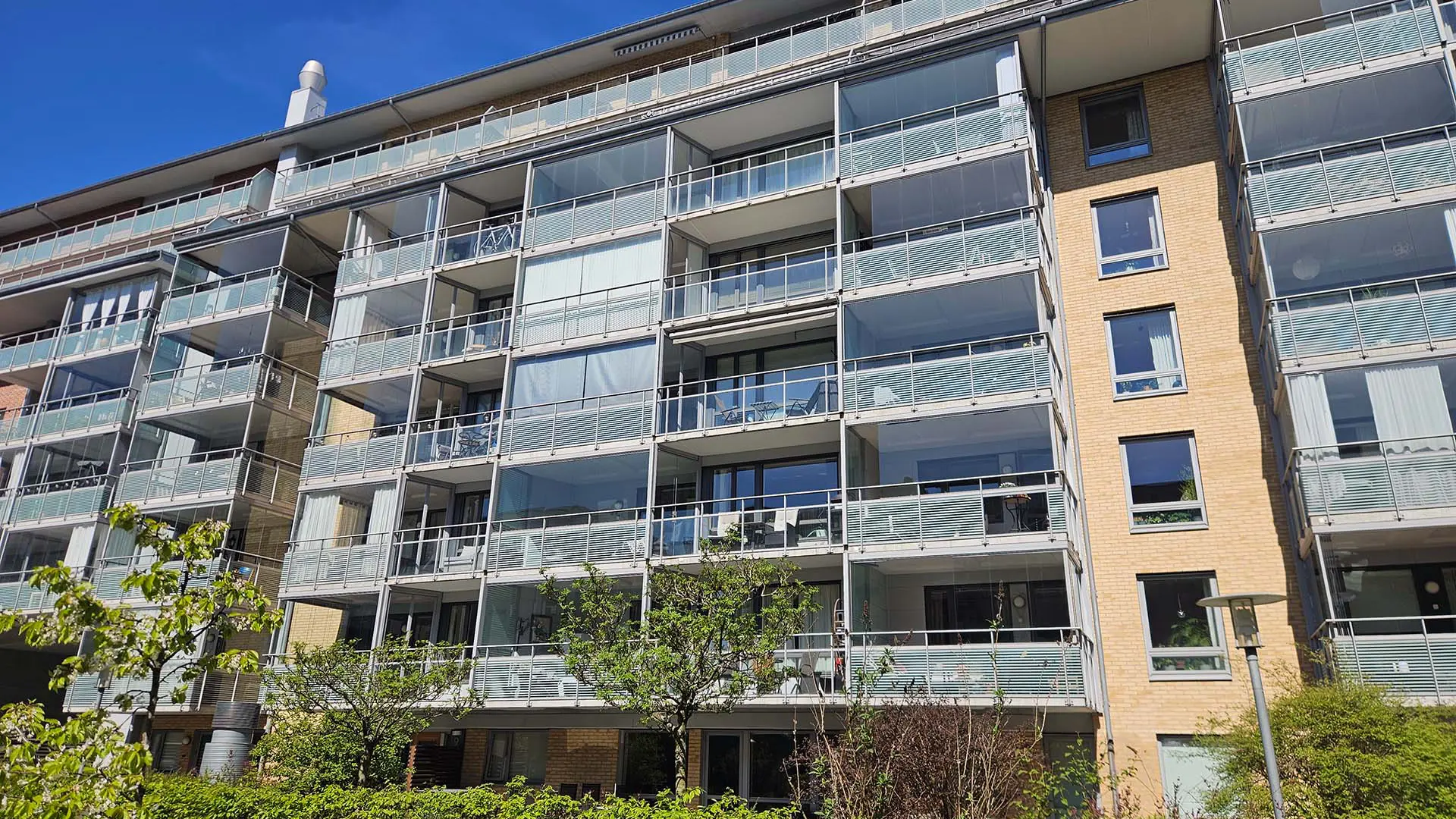 Fasad på BRF Jupiter i centrala Göteborg en solig dag.