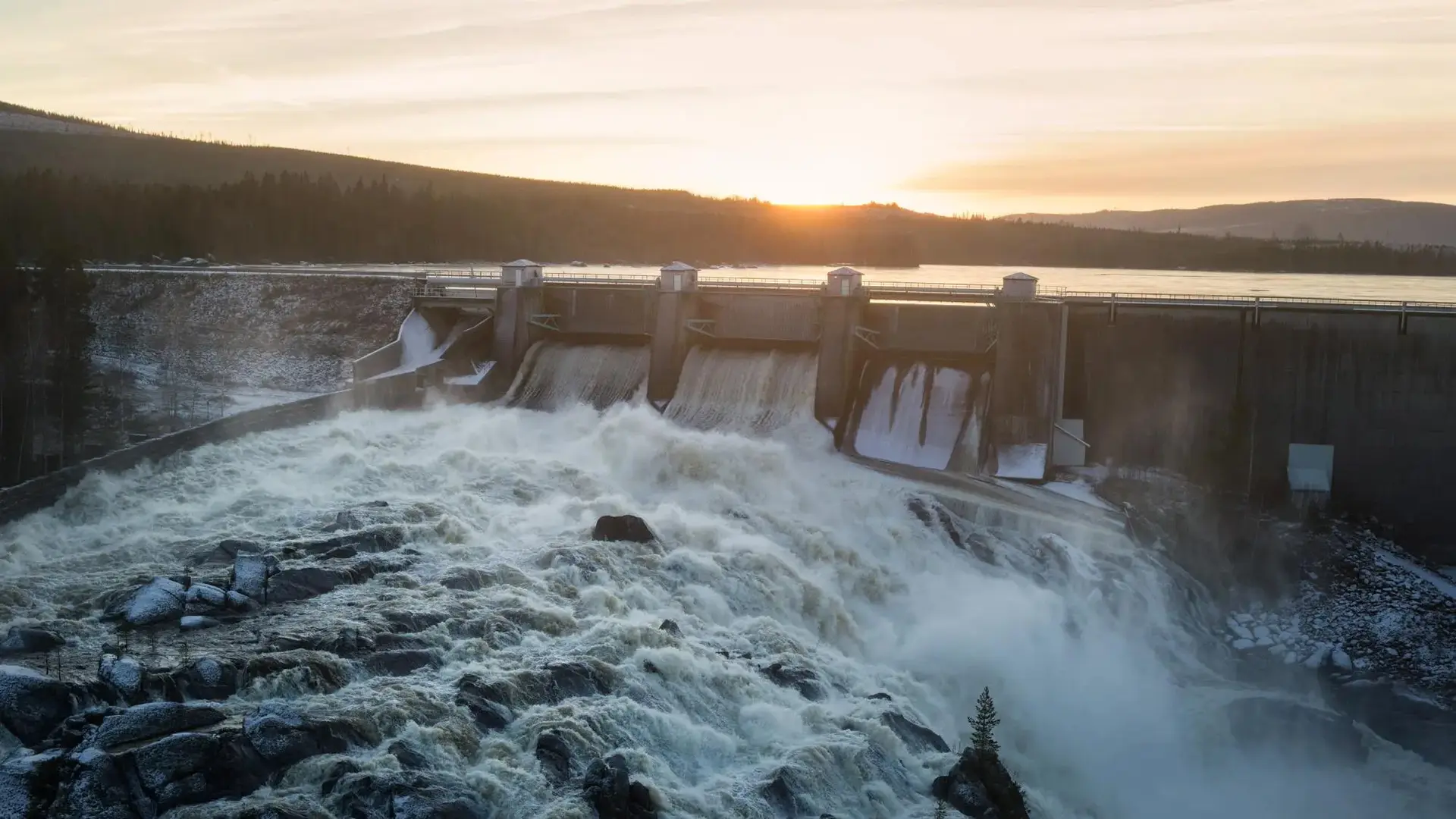Vattenkraftverk i Sverige där Fortum producerar förnybar energi med stabil digital infrastruktur.