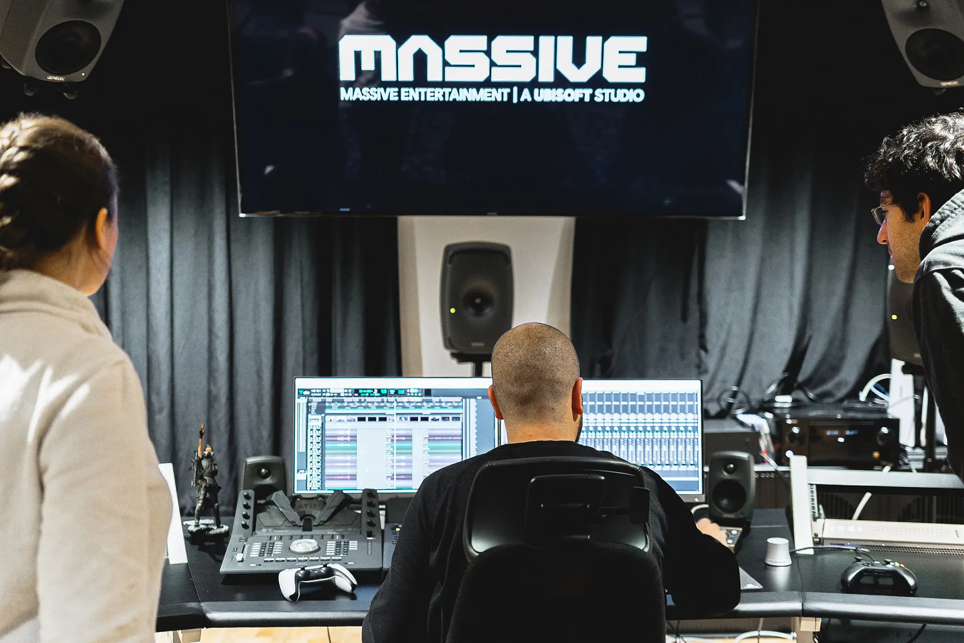 Medarbetare på Massive Entertainment arbetar i studiomiljö.