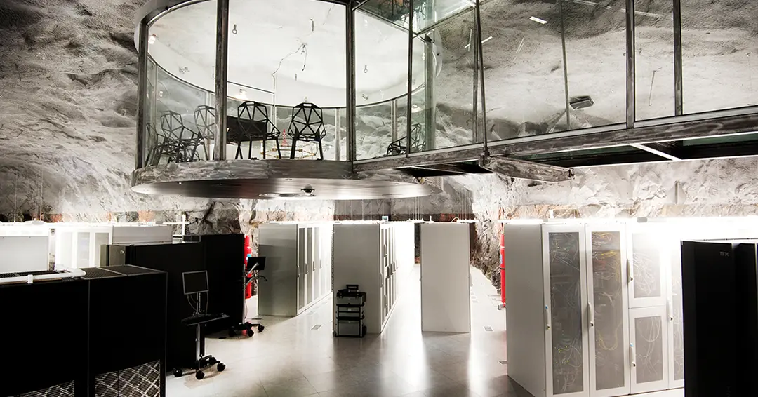 Datacentret Pionen insprängt i berg med serverrack för colocation och ett glasat, upphängt mötesrum.