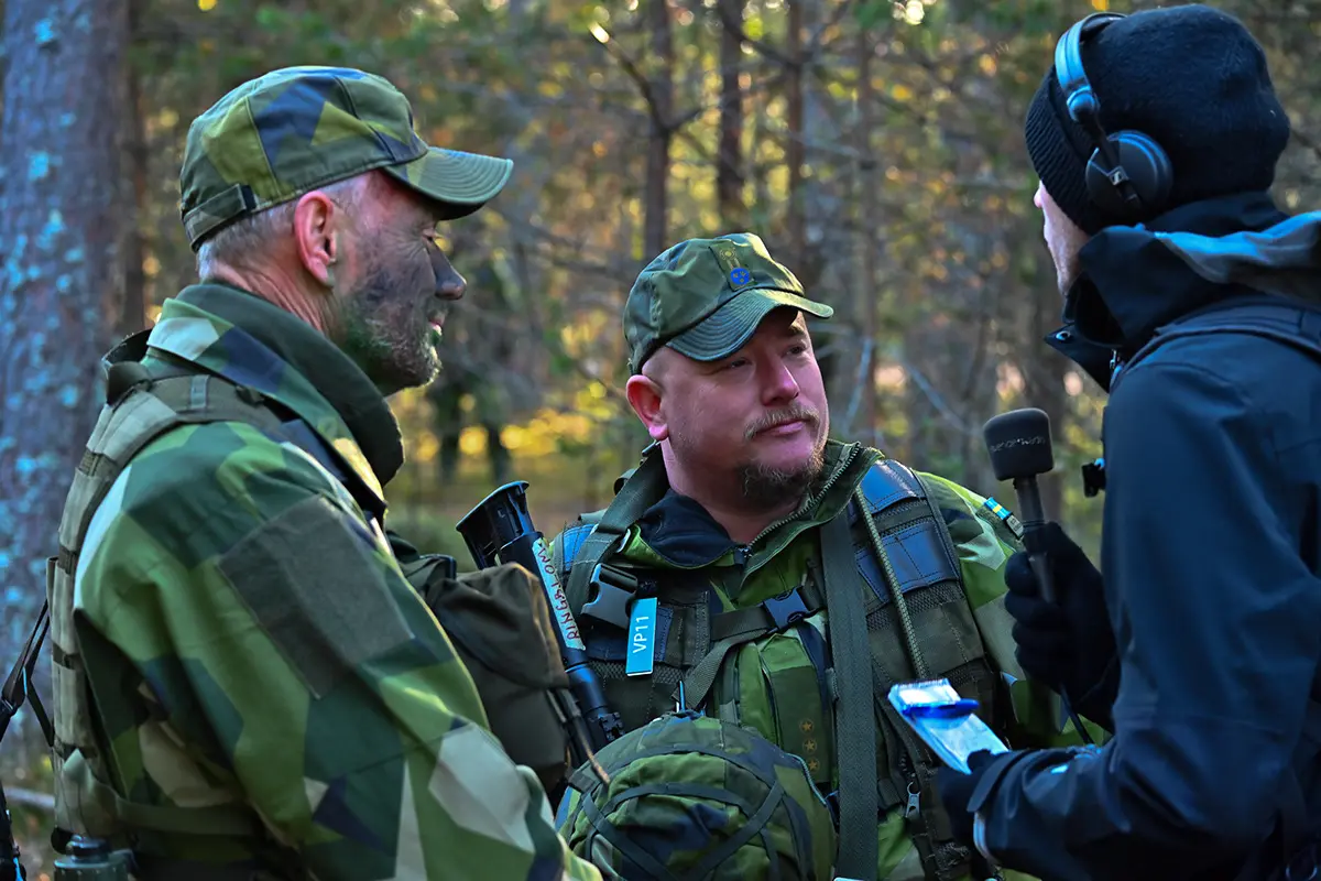 Soldater från TFFO intervjuas under övning i skogsmiljö.