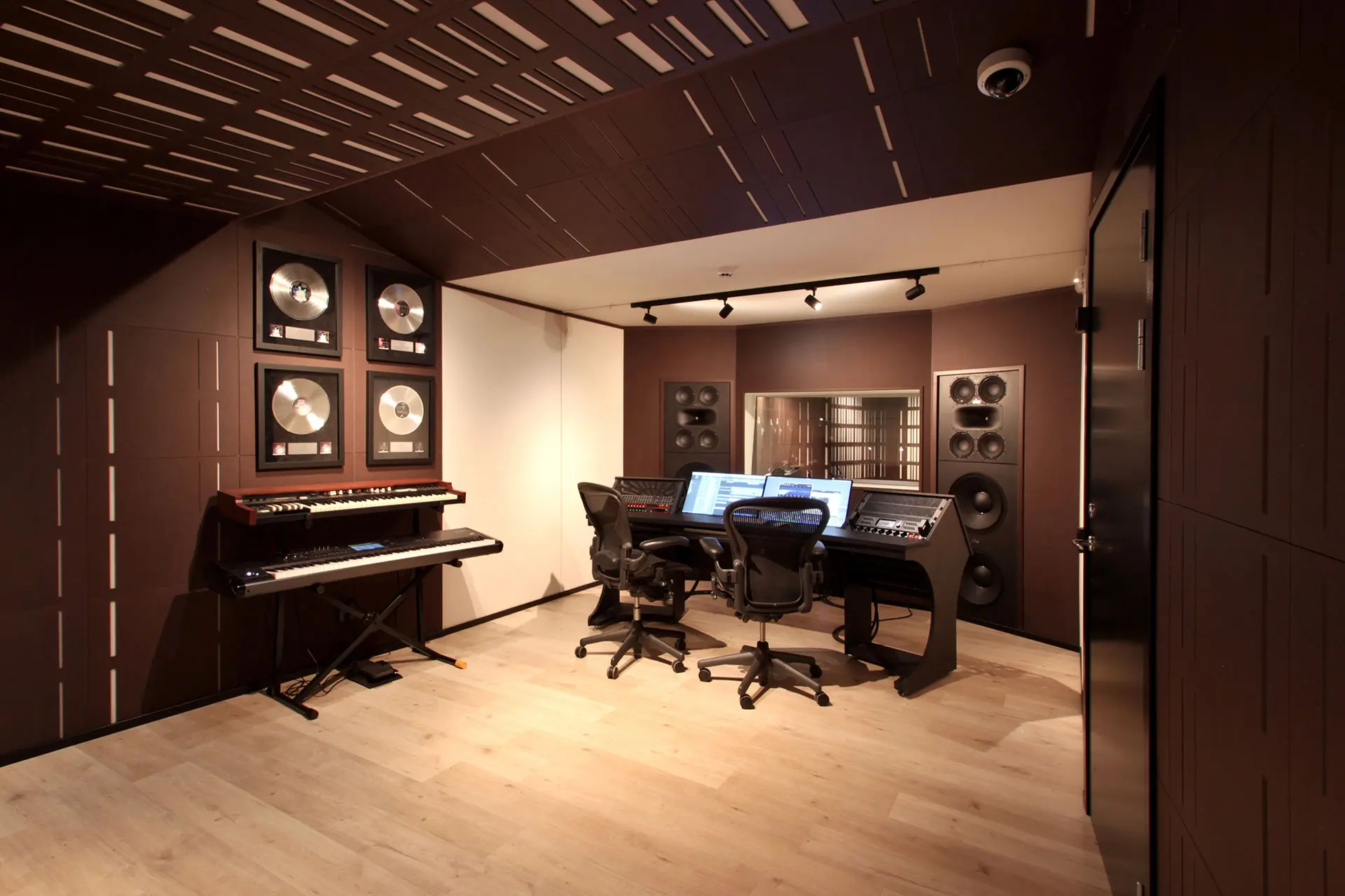 Inspelningsstudio på The Node i Stockholm med ljudisolerade väggar, mixbord, studiohögtalare och instrument, uppkopplad med snabbt WiFi från Bahnhof.