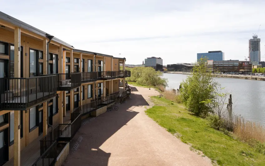 Exteriör av Waterfront Cabins på Kvillepiren i Göteborg med träbyggda studios vid vattnet.