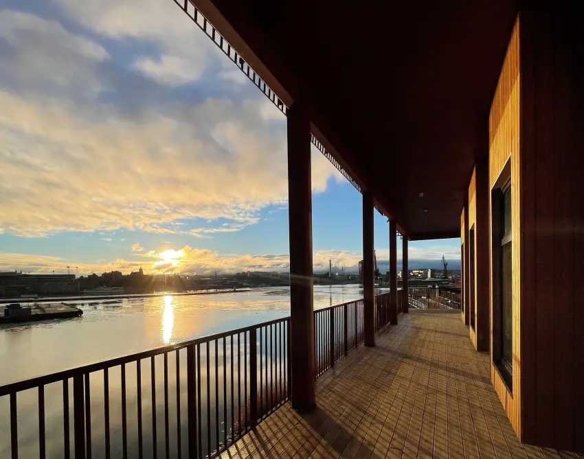 Utsikt över Göta älv från Waterfront Cabins balkong på Kvillepiren i Göteborg.