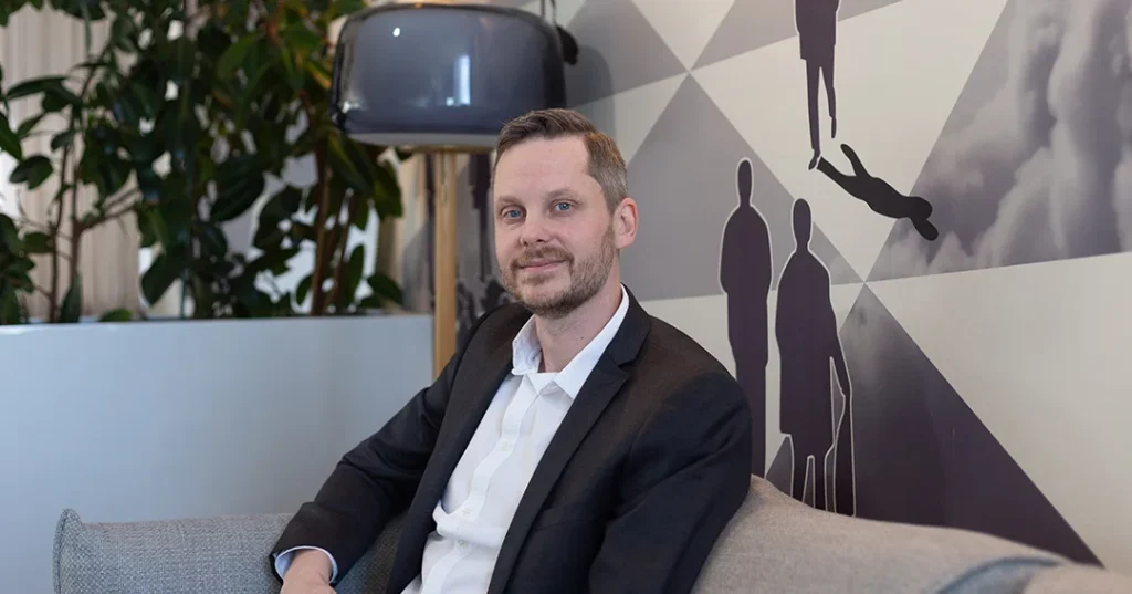 Liggande porträttbild på Mattias Sjöblom, COO på Scila.