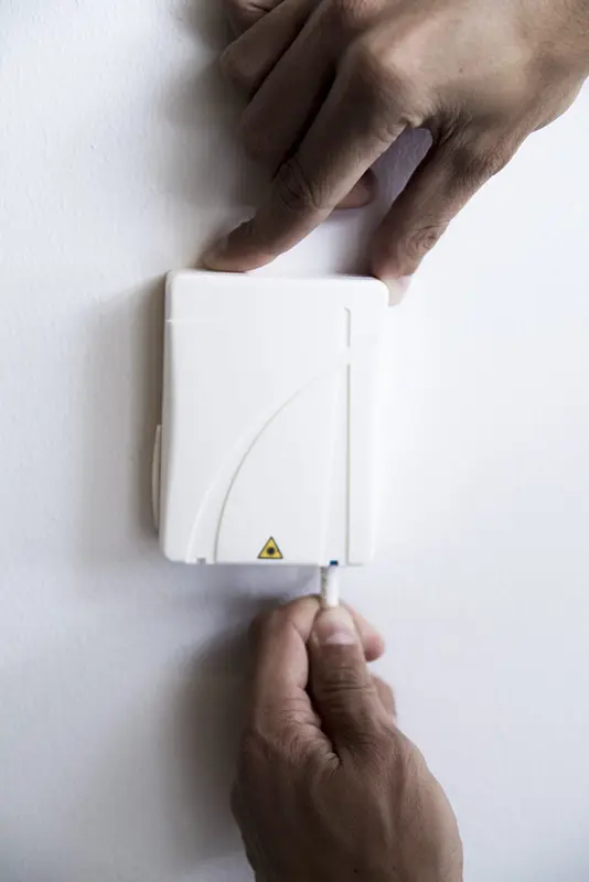 Händer som kontrollerar att kabeln låses fast ordentligt.