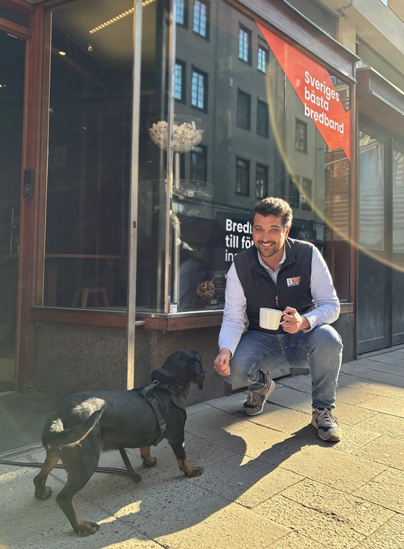 Bahnhof-personal bjuder en besökare på kaffe inne i Stockholmsbutiken.