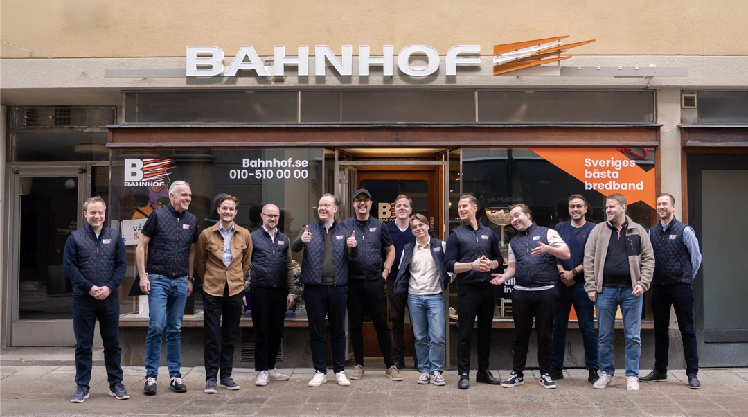 Bahnhof-personal samlad framför företagets butik i Stockholm - redo att erbjuda bredband utan krångel.