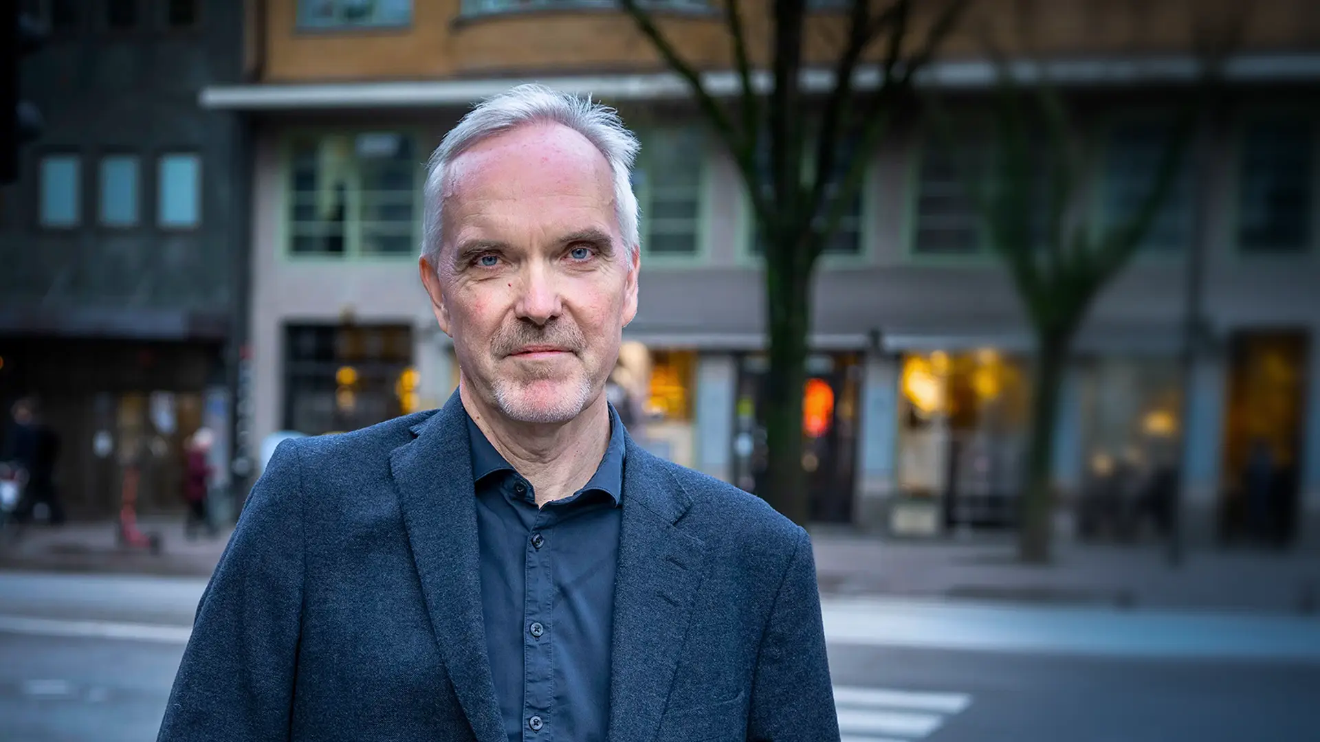 Bahnhofs vd Jon Karlung utomhus i Stockholm.