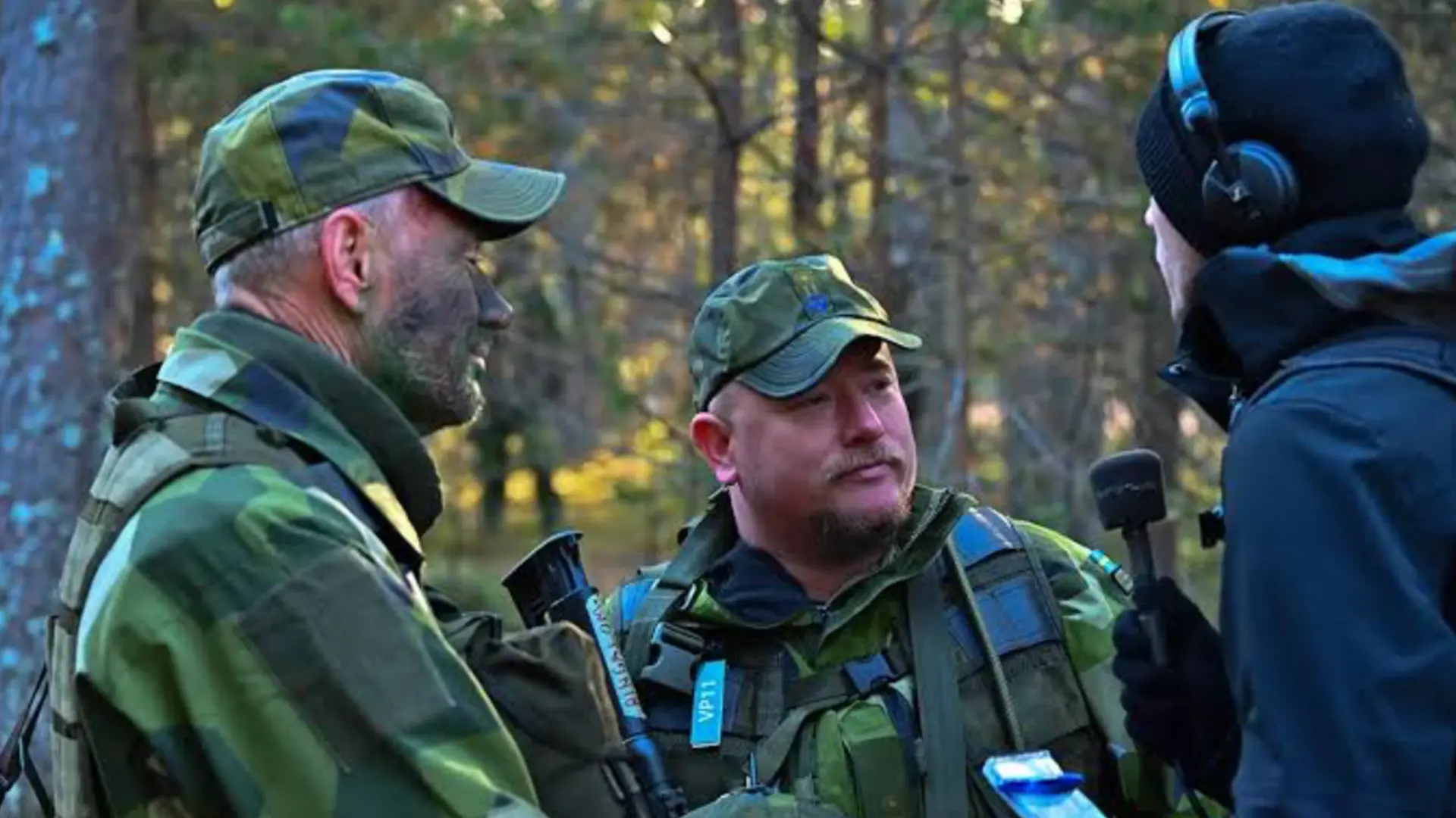 Representanter för Totalförsvarets Förvaltningsorganisation intervjuas i fält.