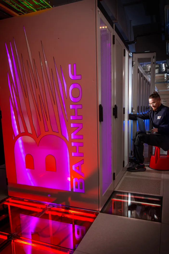 Bahnhof-tekniker arbetar vid serverrack i Bahnhofs datacenter Gullan.