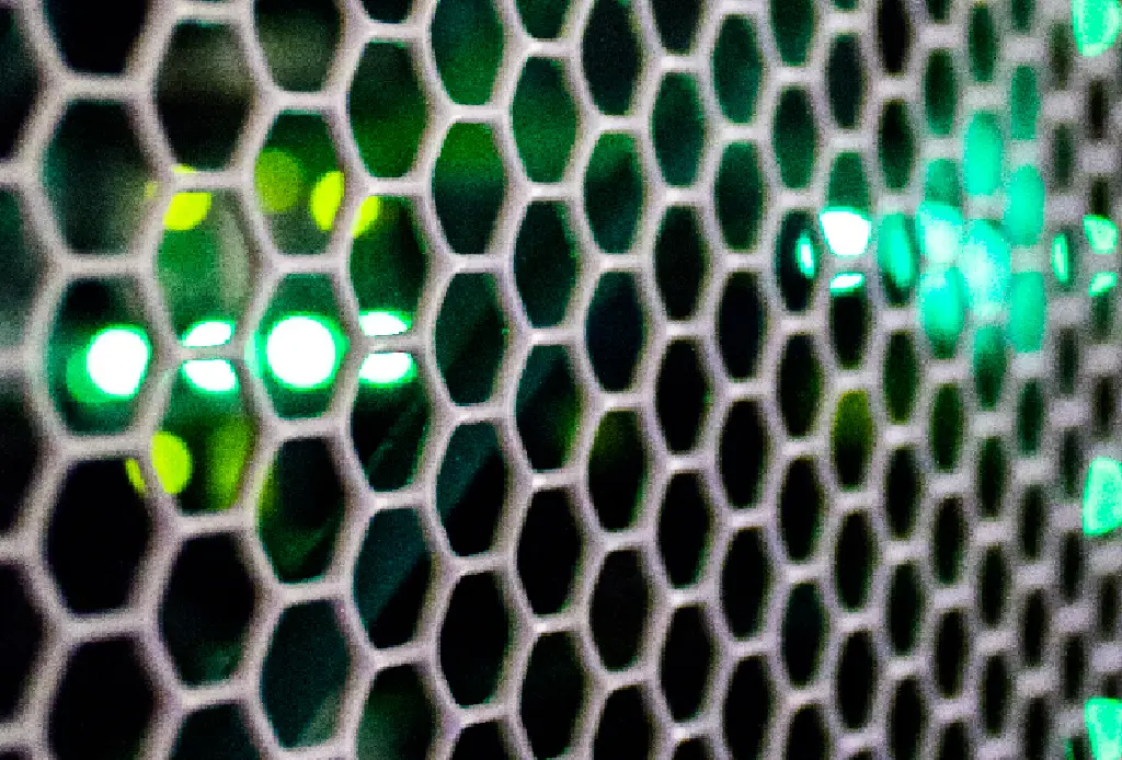 Serverskåp i ett datacenter med gröna indikatorlampor.